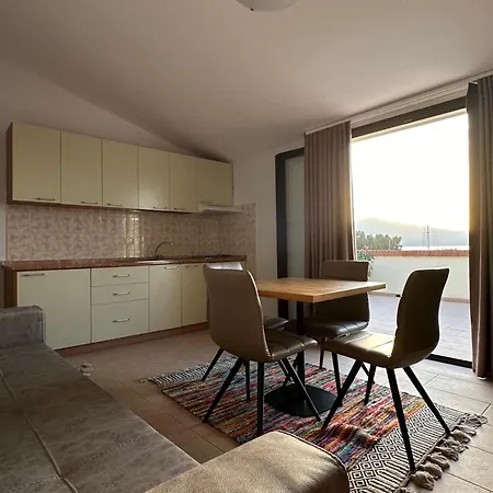 Delmar Aparment's Orikum فلورا